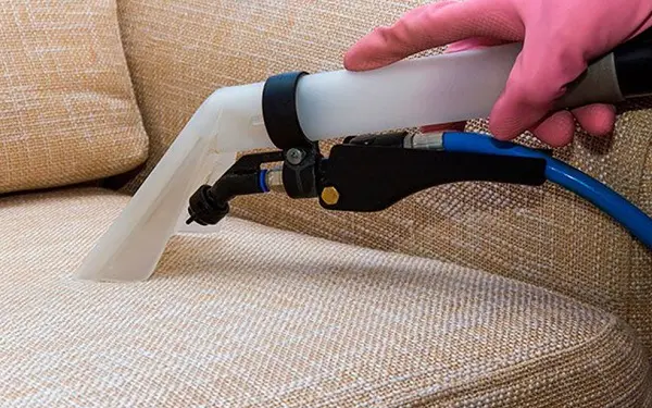 طريقة تنظيف الكنب بالخبر