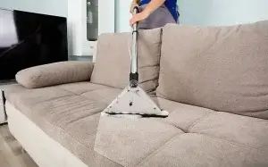 طريقة تنظيف الكنب بالبخار