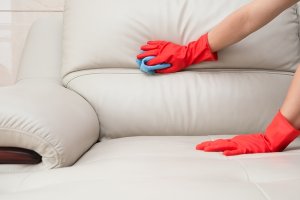 افضل طريقة لتنظيف الكنب