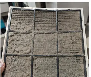 فلتر مكيف كاسيت متسخ ومسدود يقلل تدفق الهواء فلتر مكيف كاسيت متسخ ومسدود يقلل تدفق الهواء
